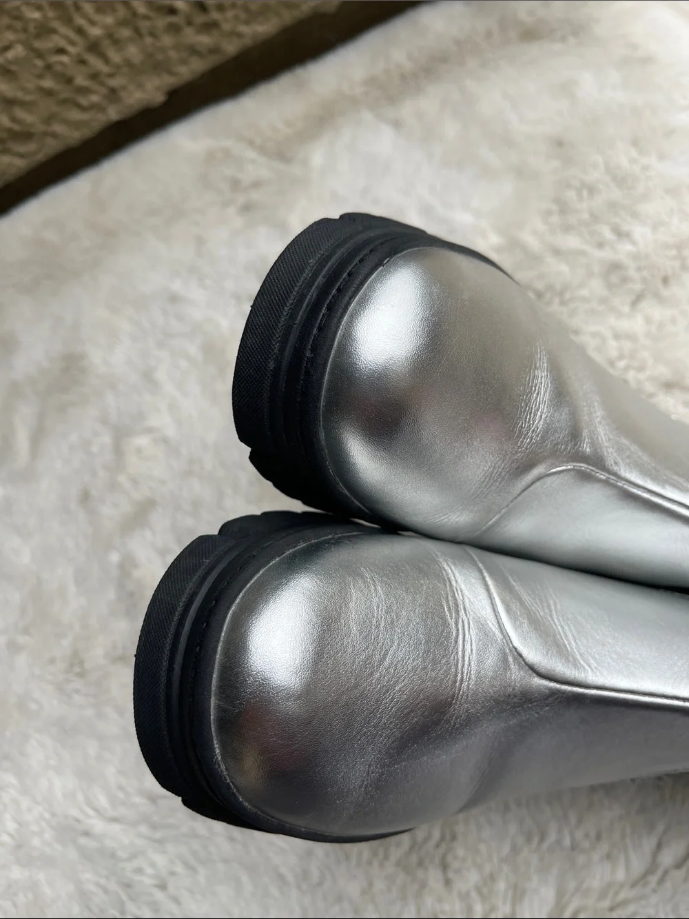 UGG Ashton Shine Girls  Metallic Silver Chelsea Boots  Size 4